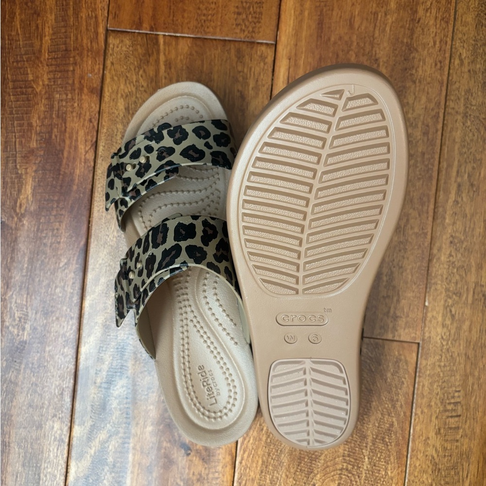 CROCS Brooklyn Low Leopard Animal Print Dual Strap Sandals Tan Black NWOT 6 - Picture 6 of 7